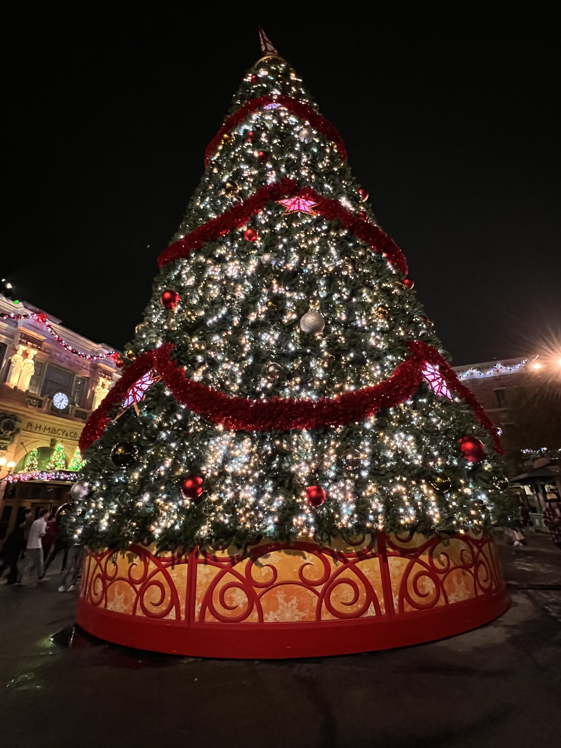 2023 Holidays at Universal Orlando Tree