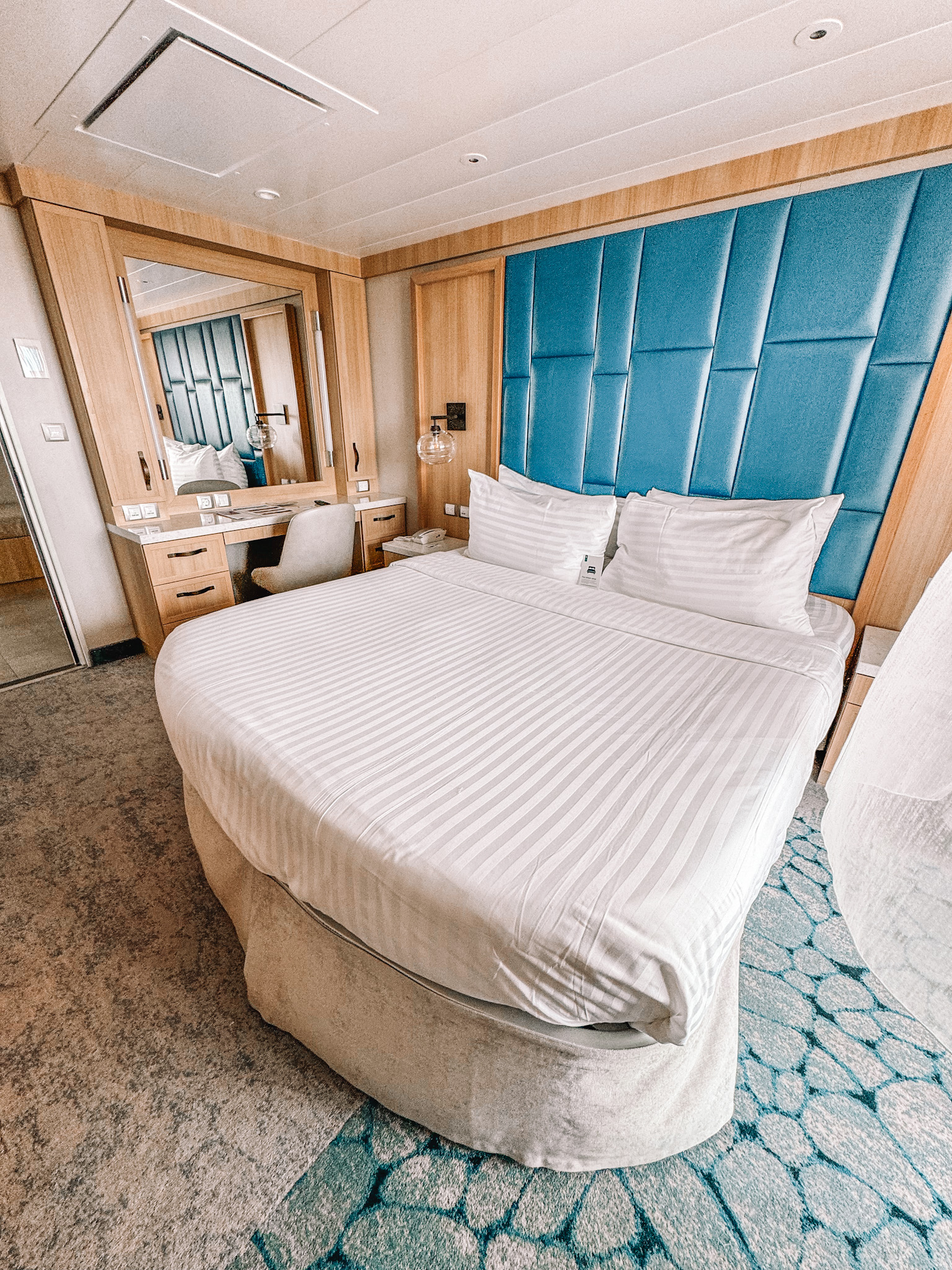 Spacious AquaTheater 1 Bedroom Suite Bedroom