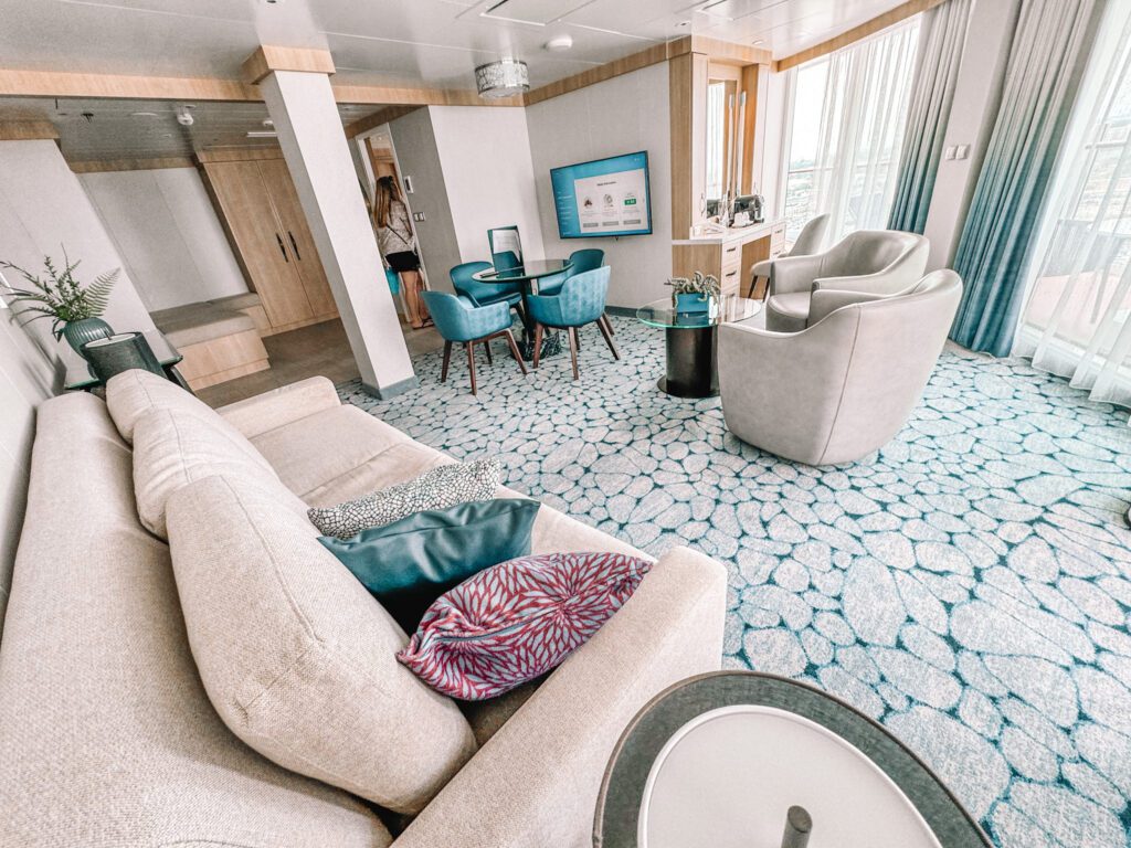 Royal Caribbean Wonder of the Seas: Spacious AquaTheater 1 Bedroom ...