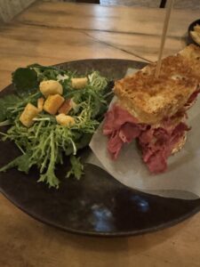 Gobelet Noir Warm-Shaved Beef Sandwich.