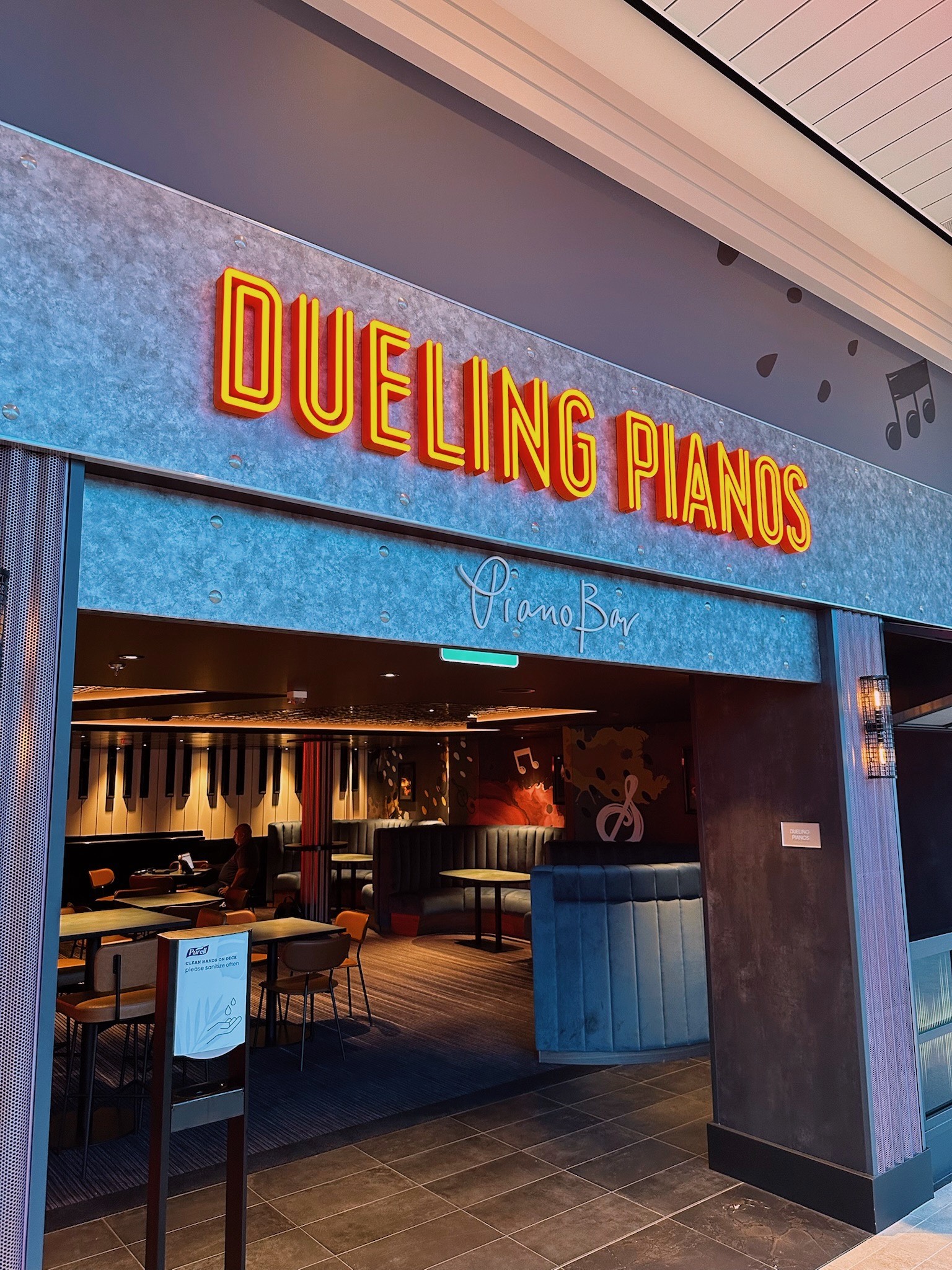 Dueling Piano Bar