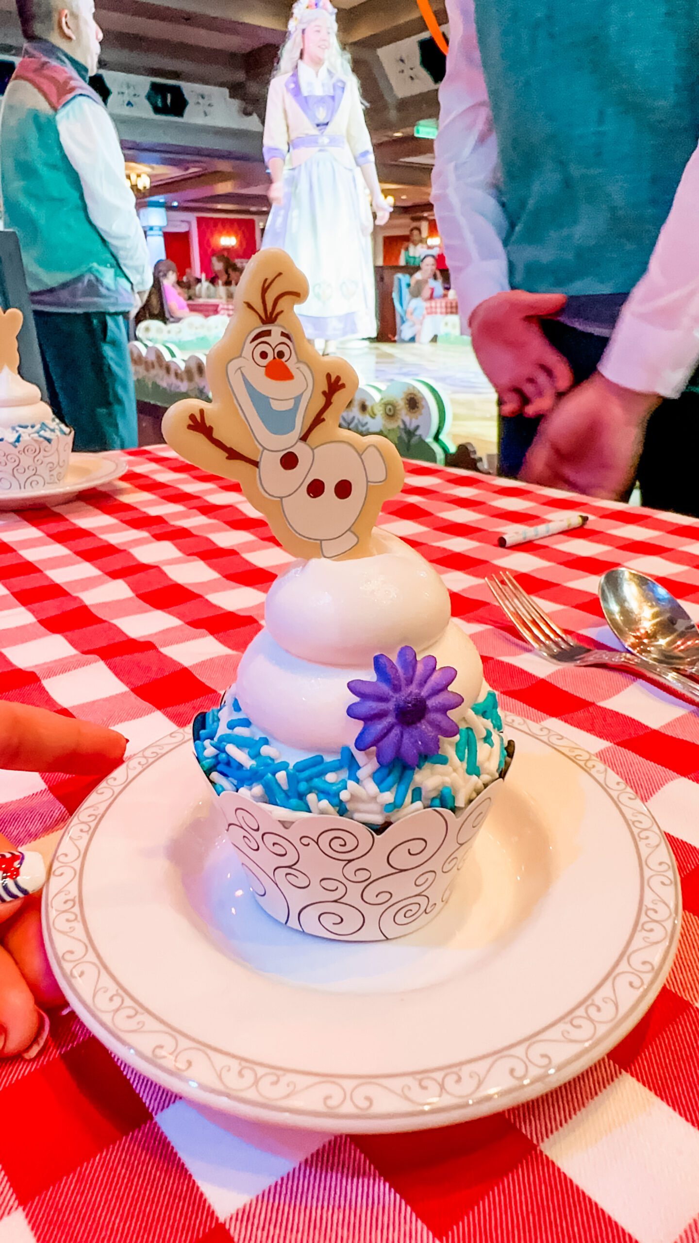 Olaf’s Royal Picnic Olaf-themed cupcake